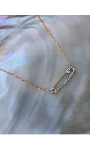 Collier épingle a nourrice