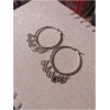 boucle d'oreille créole avec breloque