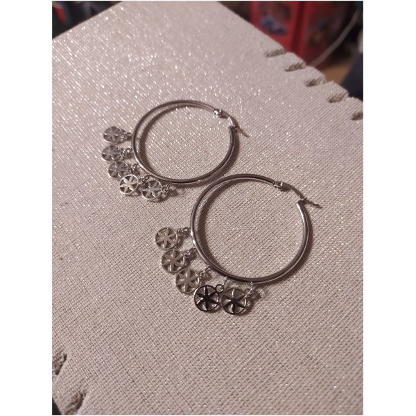 Boucle d'oreille créole avec breloque