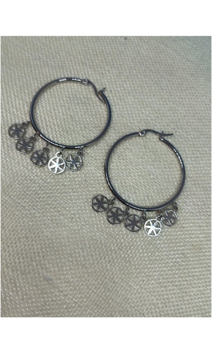 Boucle d'oreille créole avec breloque