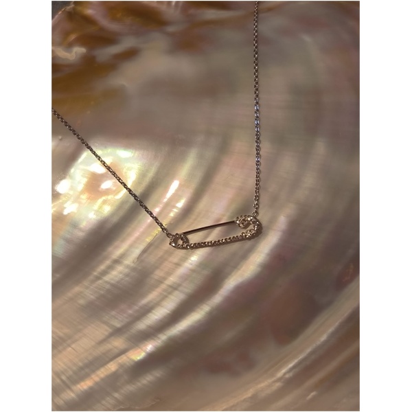 Collier épingle a nourrice