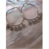 Boucle d'oreille créole avec breloque