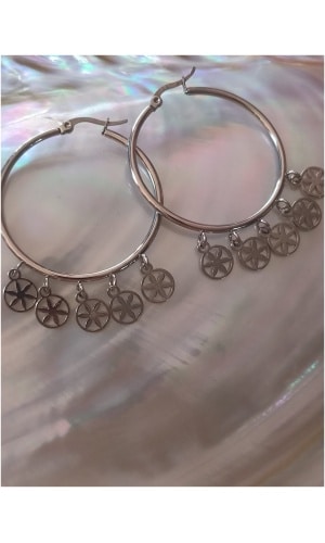 Boucle d'oreille créole avec breloque