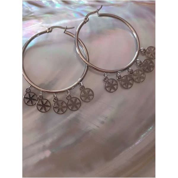 Boucle d'oreille créole avec breloque