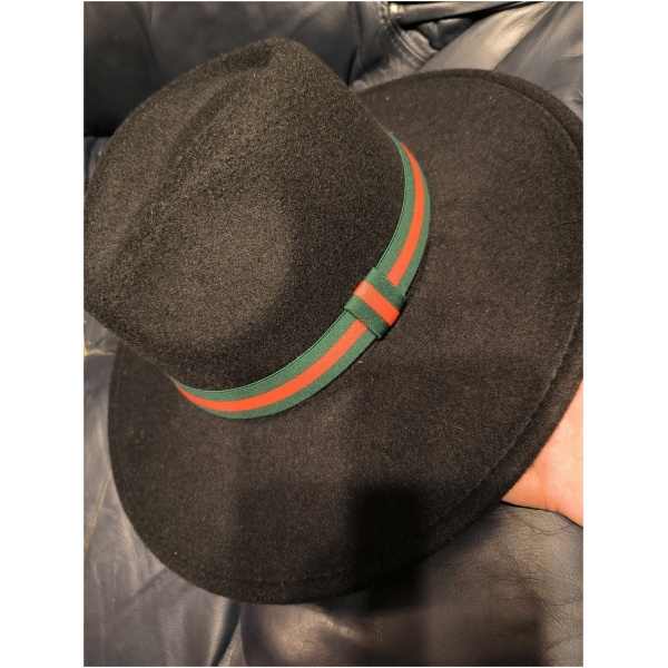 Chapeau trait rouge et vert