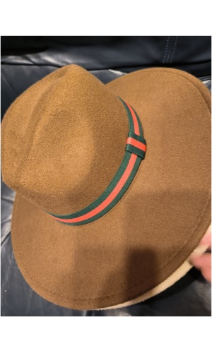 Chapeau trait vert et rouge