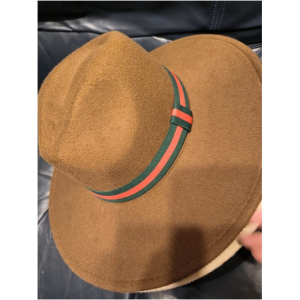 Chapeau trait vert et rouge