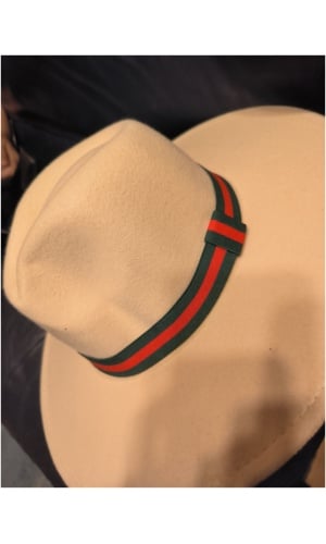 Chapeau trait vert et rouge