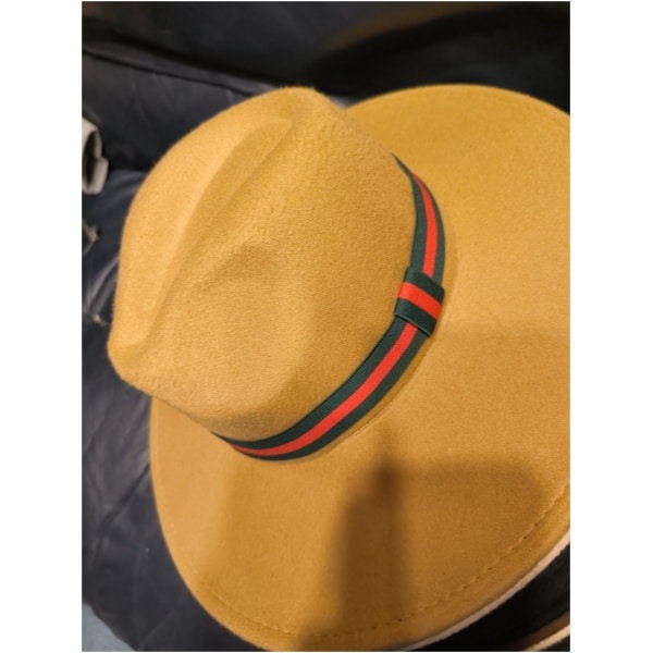 Chapeau trait rouge et vert
