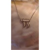 Collier pendentif en forme de symboles hébreux.