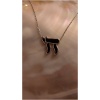 Collier pendentif argent sur fond nacré.