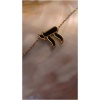 Collier pendentif doré sur fond flou.