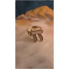Bague dorée sur fond flou