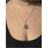 Collier cœur argent sur peau.