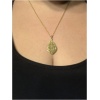 Collier en pendentif doré sur tissu noir.