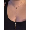 Collier doré avec pendentif élégant sur cou.