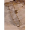 Collier en or délicat avec pendentif.