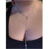 Collier pendentif sur cou avec débardeur noir.