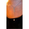 Collier pendentif avec motif floral scintillant.