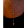 Collier pendentif or avec motifs fleuris brillants.