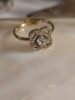 Bague diamant en or sur fond blanc brillant.