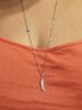 Collier poisson argent sur tissu orange