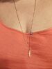 Collier pendentif poisson sur haut orange.