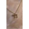 Collier avec pendentif en lettres hébraïques.