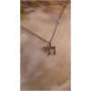 Collier avec pendentif en forme de lettres hébraïques.