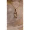 Collier pendentif doré en forme de poisson.