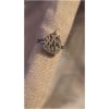 Bague en diamant sur tissu scintillant.