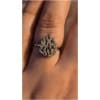 Bague diamant sur le doigt, motif flamme.