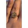 Bague dorée en forme de feuille sur doigt