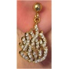 Boucle d'oreille dorée ornée de strass scintillants.