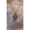 Collier avec pendentif main en métal gravé.