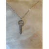 Collier pendentif clé argentée avec strass.