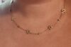Collier orné d'étoiles dorées sur cou.