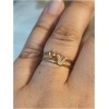 Bague en or et diamants sur doigt.