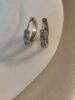 Boucles d'oreilles en or avec pierres brillantes.