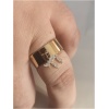 Bague en or avec symbole orné de diamants.