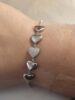 Bracelet en argent avec motifs cœurs.