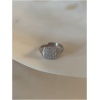 Bague argentée incrustée de petits diamants.
