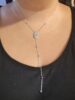 Collier délicat sur fond noir.