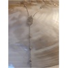 Bijou pendentif argent sur fond nacré.