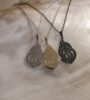 Trois pendentifs en forme de flamme, couleurs variées.