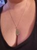 Collier pendentif flamme sur décolleté.