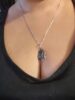 Collier argenté sur fond noir.