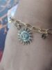 Bracelet chaîne avec pendentif soleil doré.