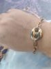 Bracelet en or sur un poignet.