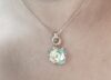 Collier pendentif fleur sur cou.